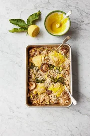 Hühnchen mit Pilzen und Reis aus dem Backrohr.