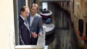 Commissario Brunetti (Uwe Kockisch, re.) befragt den Aufseher der Bibliothek Piero Sartor (Thorsten Merten, li.). Mit seiner Chefin Dottoressa Fabbiani verbindet ihn ein freundschaftliches Verhältnis. Der Diebstahl des wertvollen Buches in der Bibliothek Merula versetzt ihn in große Unruhe und auch der Mord an Enrico Franchini scheint ihn sehr mitzunehmen.