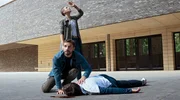 Kommissarin Nina Weiss (Julia E. Lenska, h.) und ihr Kollege Gregor Michalski (Jonas Minthe, v.) werden in der Lübecker Innenstadt Zeuge, wie ein Mann (Dietmar Horcicka, liegend) von einer Turnhalle zu Tode stürzt.