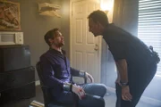 Selbstjustiz oder taktische Emittlung: Special Agent Pride (Scott Bakula, r.) entführt den zwilichtigen Carsen Donner (Austin Cauldwell, l.), um von ihm zu erfahren, wo sie Lorettas Sohn Danny versteckt halten.
