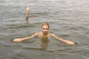 Unwissendlich bringt Lily (Jill Funke, vorne) Jojo (Bernhard Bozian, hinten) in große Gefahr ...