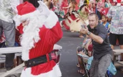 An Heiligabend erzählt Danny seinem Sohn Charlie eine besondere Weihnachtsgeschichte über einen neuen Fall, bei dem Steve McGarret (Alex O'Loughlin, r.) einen als Weihnachtsmann verkleideten Kriminellen stellt ...