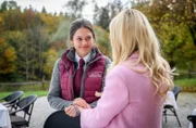 Maxi (Katharina Scheuba, l.) wird durch Larissa (Vivien Wulf, r.) ermutigt, weiter um Henry und ihre Liebe zu kämpfen.