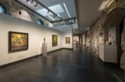 Von der Antike bis zur Gegenwart reicht die rund 250.000 Objekte umfassende universale Sammlung des Museums. Innenaufnahme des Kunstmuseums Moritzburg in Halle.