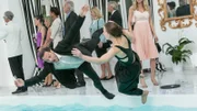 Als Stefan (Hendrik Duryn) mit Mila (Amelie Plaas-Link) im Pool landet, ist Karin (Jessica Ginkel) alles andere als amüsiert...
