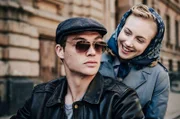 Ulla Wolf (Elisa Schlott) strahlt Tommy Weidner (David Schütter) an, als sie hinter ihm auf dem Motorrad sitzt.