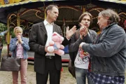 Vor Helgas (Ulrike Mai, l.) entsetztem Blick legt Bernd (Volker Herold, r.) sich, unterstützt von Bruno (Tim Sander, 2.v.r.), mit Martin König (Peter Raffalt, 2.v.l.) an.