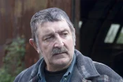 Paul Bright (Ifan Huw Dafydd) steht unter Schock: Sein einziger Sohn wurde ermordet.