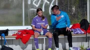 Coaching am Spielfeldrand: Eriona und die Mannschaft bekommen es mit einem aggressiven Gegner zu tun.