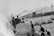 Jacqueline Kennedy und andere Mitglieder der Präsidentengruppe bereiten sich auf das Einsteigen in die Air Force One vor, nachdem der Sarg von Präsident John F. Kennedy in Love Field in Dallas in das Flugzeug getragen wurde.