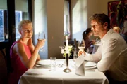Kristina Katzer (Isabell Gerschke, l.) bedankt sich bei Lukas Hundt (Oliver Franck, r.) mit einem Dankeschön-Essen für seinen lebensrettenden Einsatz beim letzten Fall.