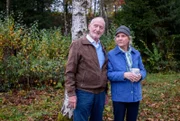 Alfons’ (Sepp Schauer, l., mit Antje Hagen) romantischer Plan scheitert, da die Flaschenpost nirgends zu finden ist.
