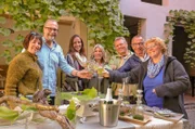 Iris und Jürgen Süß-Leonhardt (links) empfangen die Gäste (v.l.n.r.) Jessica Schönfeld, Jutta Braun,  Walter Krögner, Jürgen Mees und Irmgard Feuerbach mit „Minz-Sausebrause".
