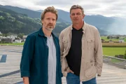 Dr. Martin Gruber (Hans Sigl, r.) versucht herauszufinden, wo Simon Hofer (Max von Pufendorf, l.) sich angesteckt hat.