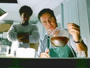 Warrick beobachtet Gil beim Kochen von Stechapfeltee - einer Droge, die Halluzinationen auslöst.