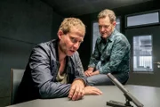 Paul (Jürgen Tonkel r.) nimmt einen der Entführer (Niels Bruno Schmidt l.) in die Mangel.