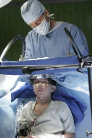 Dr. Gregory House (Hugh Laurie, oben) versucht herauszufinden, wie der kleiner Clancy (Skyler Gisondo, unten) zu der Behauptung kommt, Außerirdische hätten ihn entführt und ihm einen Chip im Nacken eingesetzt ?