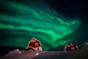 Im Winter färben immer wieder funkelnde Polarlichter den Himmel grün: ein einmaliges Schauspiel.