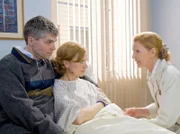 Anke Krause (Friederieke Wagner, Mi.), die Frau des Laboranten Karsten Krause (Carsten Voigt li.), wird nach einem Autounfall in die Sachsenklinik eingeliefert, wo Karsten seit einiger Zeit arbeitet. Er stellt ihr Oberschwester Ingrid (Jutta Kammann, re.) vor.