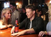 In einer Bar wird Jamie (Will Estes, r.) von Mandy (Cassidy Gifford, l.) angebaggert, was ihr Freund ganz und gar nicht witzig findet ...