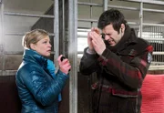 ARD STURM DER LIEBE FOLGE 1284, am Dienstag (19.04.11) um 15:10 Uhr im ERSTEN. Lena (Johanna Bönninghaus, l.) greift aus Versehen Jacob (Andreas Thiele, r.) mit dem Pfefferspray an.