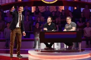 Moderator Kai Pflaume (l.) mit Rateteam-Kapitän Elton (r.) und dem Schauspieler Ken Duken (M.).
