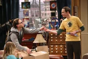 L-R: Penny (Kaley Cuoco), Leonard Hofstadter (Johnny Galecki), Sheldon Cooper (Jim Parsons)