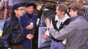 Reporter Udo Jünnemann (Rolf Zacher, l.) bietet Frank Bethke (Andreas Schmidt, 2.v.r.) und Michael Kohl (Nikolaus Gröbe, r.) Feld für eine Story. Der Tankwart (Maximilian Wigger) versteht die Welt nicht mehr.