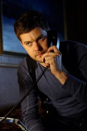 Nachdem er aus dem Krankenhaus geflohen ist, fährt Peter (Joshua Jackson) ziellos durch das Land. In einer Kleinstadt wird eine Frau ermordet - davor wurde ihr ein Stück Gehirn entnommen. Peter muss sofort an Newtons Methode denken, der dabei die Gehirne von Menschen anzapft ...