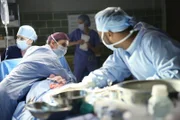 Ein Erdbeben trifft Seattle und Meredith (Ellen Pompeo, 2.v.l.) versucht alles, um einen Patienten zu retten ...