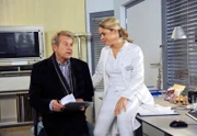 ARD ROTE ROSEN FOLGE 1445, am Dienstag (26.02.13) um 14:10 Uhr im ERSTEN. Britta (Jelena Mitschke, r.) bestärkt ihren Vater (Michael Schwarmaier, l.) darin, mit ihrer Mutter nach London zu gehen.