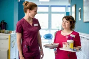 Betty (Bettina Lamprecht, l.) und Talula (Carolin Walter, r.) wundern sich: Lizzy hat Talula einen Patienten abgegeben, was ihr so gar nicht ähnlich sieht.