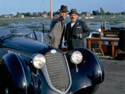 "Agatha Christie's Poirot", "Das Abenteuer des italienischen Edelmannes." Obwohl Dr. Hawker beim Essen mit Poirot und Hastings nicht gestört werden möchte, kann diese Nachricht nicht warten: Sein Patient Graf Foscatini hat angerufen und liegt im Sterben. Als die drei in Foscatinis Wohnung ankommen, finden sie diesen ermordet vor. Die Polizei sucht nach Signor Ascanio, mit dem Foscatini zu Abend gegessen hat. Im Bild (v.li.): Hugh Fraser (Captain Hastings), David Suchet (Hercule Poirot).