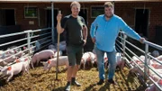 Gastgeber Eyke Pahmeyer (r) vom Biohof Wiehenglück in Hüllhorst (OWL) mit seinem Bruder Hendrick Holzmeier.