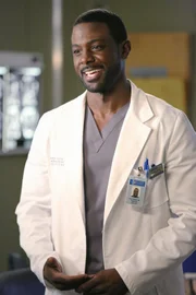 Plötzlich erschüttert ein Erdbeben das Grey Sloan Memorial. Maggie wird von dem Beben im Aufzug überrascht und bekommt leichte Panik. Sie ist jedoch nicht allein. Ein attraktiver Mann stellt sich ihr als Radiologe namens Ethan (Lance Gross) vor ...
