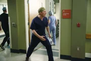 Während Meredith nicht weiß, ob sie Derek glauben kann, ist Owen (Kevin McKidd) geschockt als seine Mutter ins Krankenhaus eingeliefert wird ...