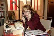 David setzt am Telefon Lisa (Alexandra Neldel) unter Druck und fordert von ihr schnelle Ergebnisse.