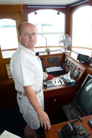 NDR Fernsehen KREUZFAHRT IM SCHNECKENTEMPO, "Mit dem Lastkahn zur Müritz", am Freitag um 20:15 Uhr. Kapitän Thomas Magner im Ruderhaus seiner Liberté.
