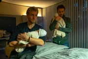 Fabian Marx (Hannes Schmid, l.) und Markus Jenner (Nicolas Wolf, r.) müssen sich gemeinsam um die Zwillinge kümmern.
