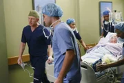 Meredith, die immer noch von den vergangenen Ereignissen geprägt ist, denkt darüber nach, was sie mit Derek anstellen soll, während Owen (Kevin McKidd, l.) von der Beziehung seiner Mutter zu einem jüngerem Mann erfährt ...