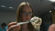 Floor (Bobbie Mulder) ist angewidert von dem Essen, das sie in der Schule vorgesetzt bekommt.