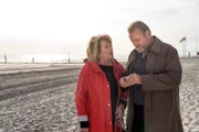 Bei ihrem privaten Treffen wollen Anna Springer (Rita Russek) und Jan Brockhorst (Felix Vörtler) Berufliches eigentlich außen vor lassen. Die beiden Kommissare tauschen sich dann aber doch über die Ermittlungen aus.