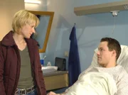 Erik Fromm wird mit einem komplizierten Beinbruch in der Sachsenklinik behandelt. Seine Kollegin und langjährige Studienfreundin Lisa Böttger kümmert sich rührend um ihn.