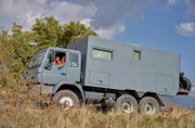 Peter ist leidenschaftlicher Off-Road-Fahrer und möchte mit einem Allrad-Wohnmobil irgendwann die Welt umrunden. Das Paar plant den Bau eines Reisemobils ohne Kompromisse. - Tanja (45) und Peter (49) aus Ruppichteroth können mit ihrem Expeditionsmobil fernab jeglicher Straßen das autarke Offroad-Feeling genießen.