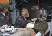 41. Sabine (Marlene Marlow) und Paul (Rainer Sellien) haben den Patienten für den Flug versorgt.