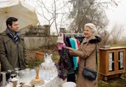 ARD STURM DER LIEBE FOLGE 1285, am Mittwoch um 15:10 Uhr im ERSTEN. Käthe (Luise Deschauer, r.) besucht Jacob (Andreas Thiele, l.) auf dem Flohmarkt.