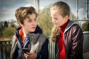Till (Otto von Grevenmoor) und Stella (Zoe Malia Moon) sind dem vermissten Auto auf der Spur.
