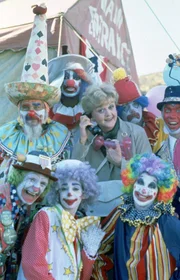 Seltsame Unglücksfälle beunruhigen die Zirkusleute. Als ein Zirkus-Vorarbeiter tot im Elefantenzelt aufgefunden wird, fällt der Verdacht auf Carl - doch Jessica (Angela Lansbury, M.) glaubt, dass jemand anders dahintersteckt ...