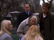 Die geistig behinderte Katie (Andrea Fay Friedman, unten re.) ist schwanger und ihre Mutter Rebecca (Lois Smith, mi.) glaubt, dass sie vergewaltigt wurde. Alex (Stephanie March, li.), Olivia (Mariska Hargitay, re.) und Stabler (Christopher Meloni, oben mi.) versuchen herauszufinden wer dem Mädchen das angetan hat...