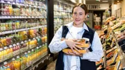 Startschuss im Supermarkt: Alessia Herren legt los.